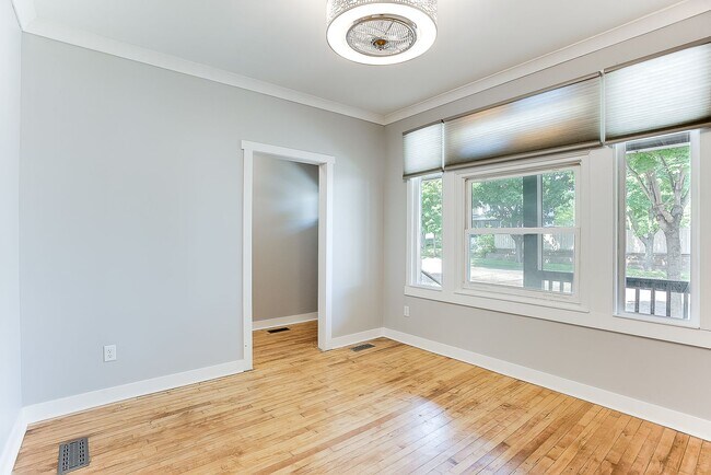 Amplia sala de estar - 1222 7th St W