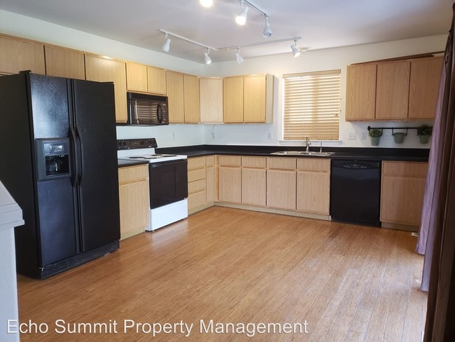 Building Photo - 1821 Clover Creek Dr