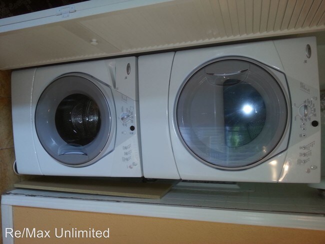 Building Photo - 100 Woodway Dr