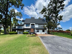 Building Photo - 624 S Horsebarn Rd