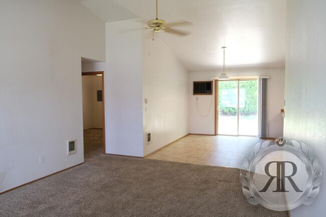 Foto del edificio - West Valley 2 Bedroom, 1 Bath Duplex