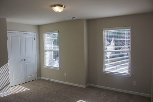 Building Photo - 345 Valley View Dr