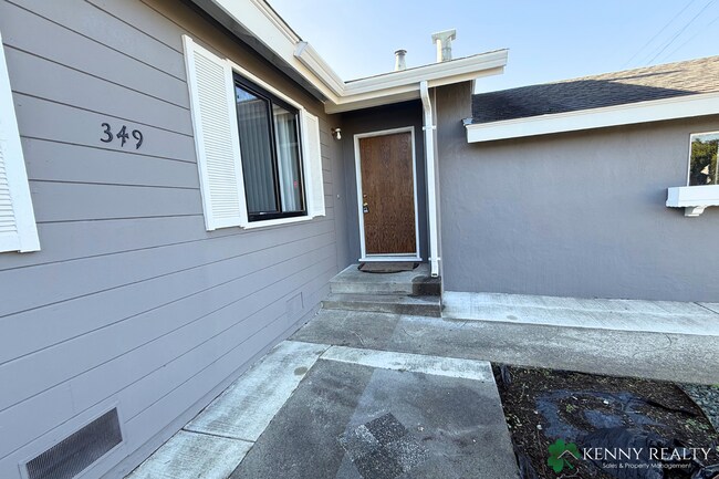 Foto del edificio - Bright Multi-Level 4BR Home with Two Primary Bedrooms