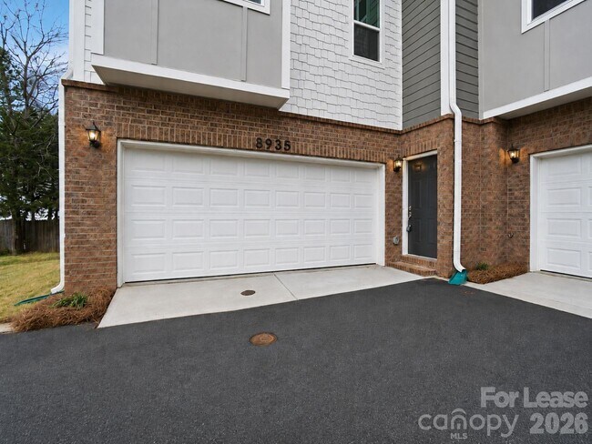 Foto del edificio - 8935 Sharonbrook Dr
