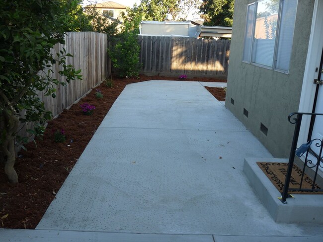 Building Photo - 2 Bedroom/ 1 Bathroom Front Unit in Haywar...
