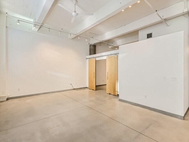 Building Photo - 700 N Washington Ave