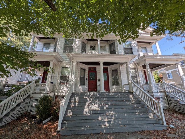 Building Photo - 514 E Grove St