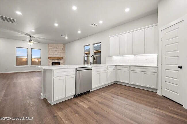 Building Photo - Stunning Newly Built Home in a Lovely Neig...