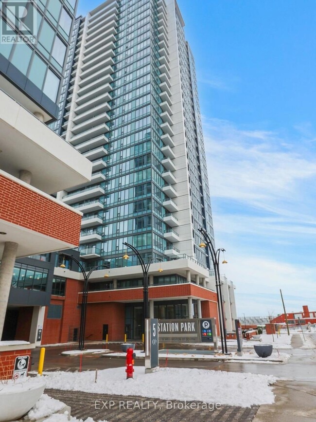 Building Photo - 15 Wellington St S