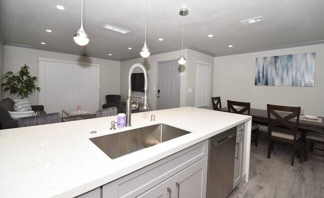 Building Photo - Stunning and modern 1-bedroom condo at Cop...