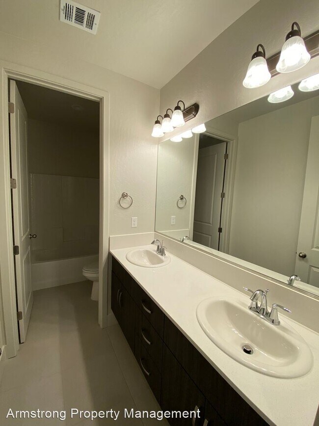 Foto del edificio - 4 br, 3.5 bath House - 3339 W. Good Avenue