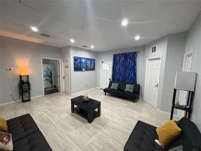 Foto del edificio - 3715 Valley Tree Dr