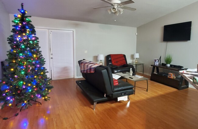 living room - 4673 Camberly St