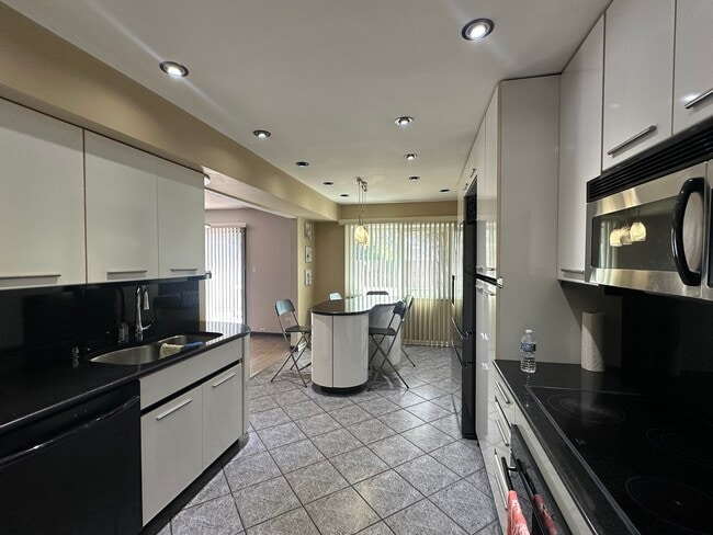 Building Photo - 363 Vita Dr