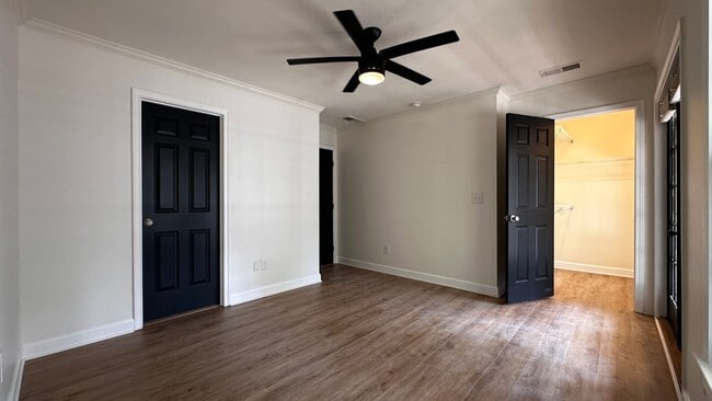 Building Photo - Stylish 3-Bed, 3.5-Bath Townhome in the He...