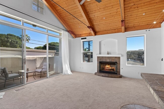 Building Photo - 631 3rd St