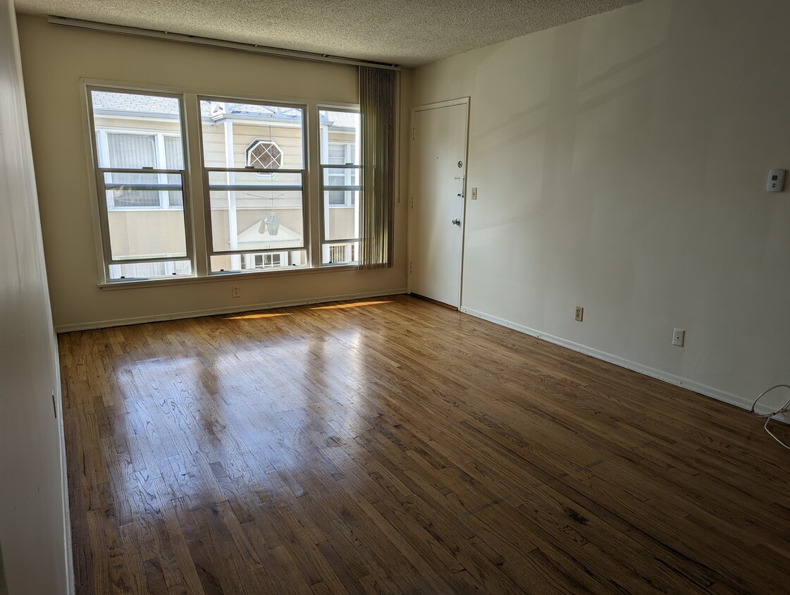 Bright living room - 122 N Lamer St