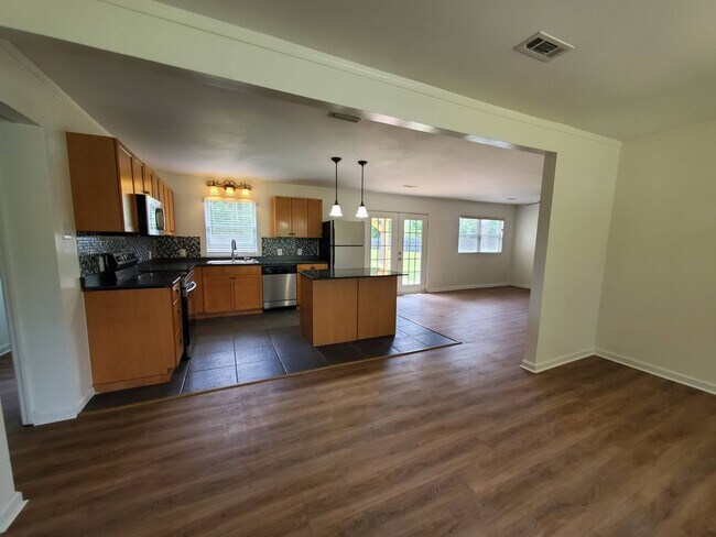 Foto del edificio - !!500!! Move-IN Discount  Spacious 4BR/2BA Home with Brick Exterior, Large Open Living Area, and ...