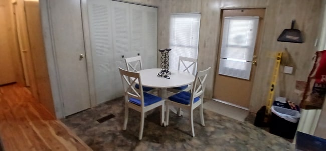 Building Photo - 910 Periwinkle Cir