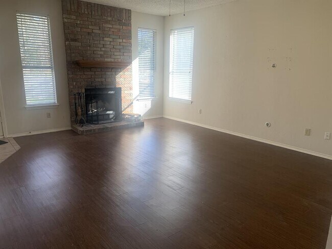 Building Photo - 8011 Doe Meadow Dr