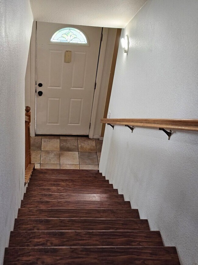 Foto del edificio - Split Level 4 Bedroom  2.5 Bath Town Home