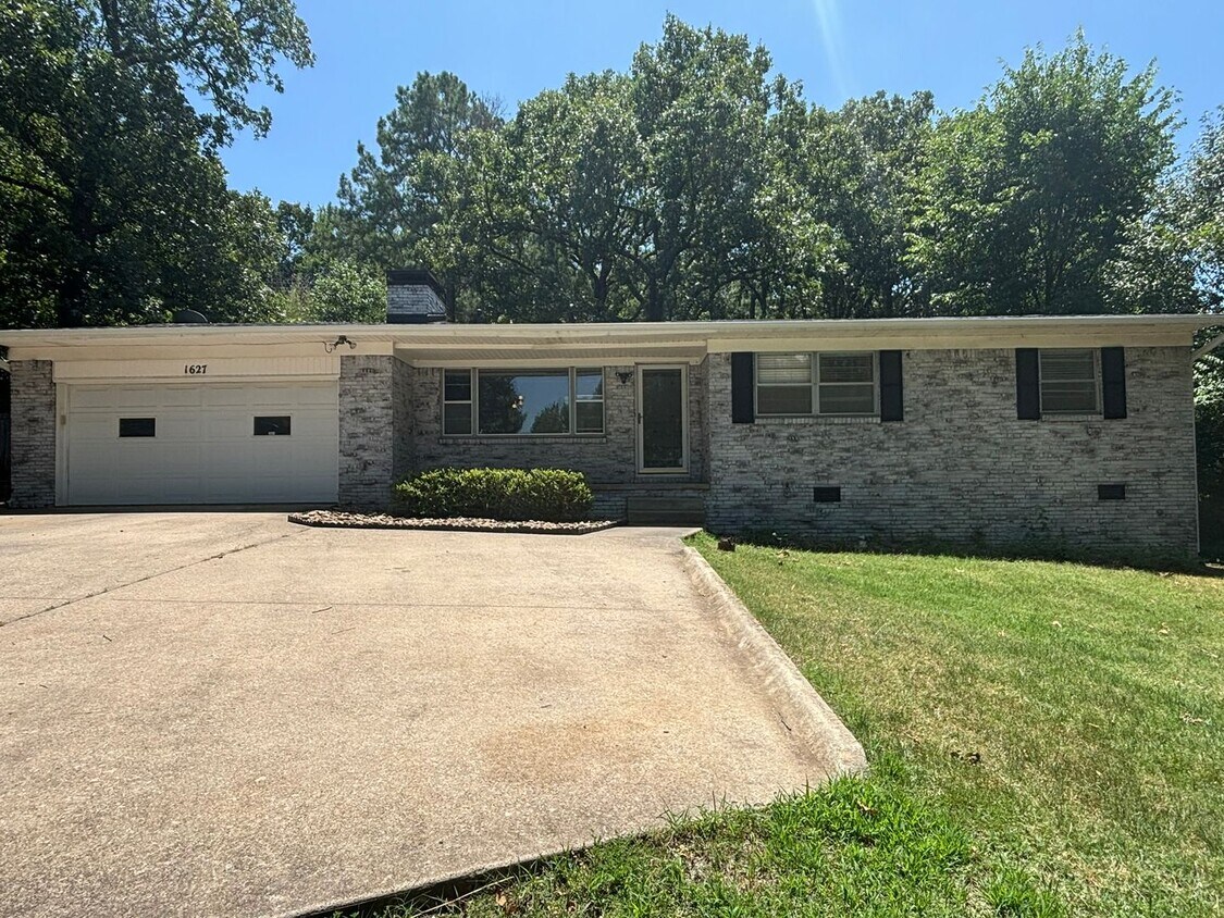 1627 W Wedington Dr, Fayetteville, AR 72701 House Rental in