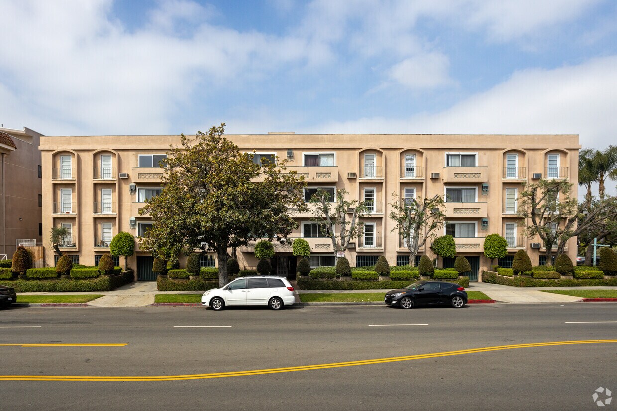 Foto principal - 2445 S Barrington Ave