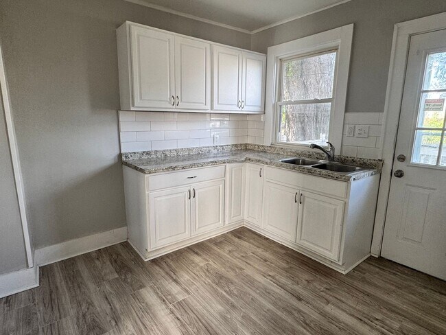 Foto del edificio - Recently rehabbed home available now!