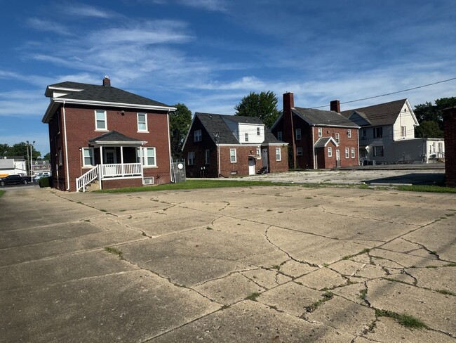 Building Photo - Old Charm, New Shine: Spacious 4 Bed, 1 Ba...