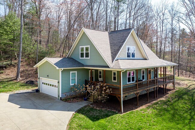 Foto del edificio - East AVL - Contemporary Farmhouse on Large Wooded Lot