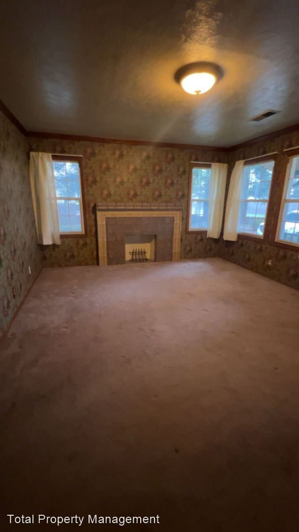 Building Photo - 3 br, 1 bath House - 520 N. Delwood St.