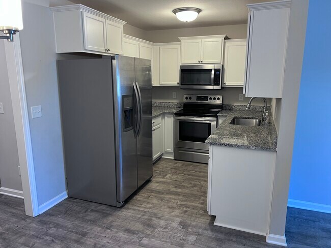 Foto del edificio - 3250 Clemons Cir