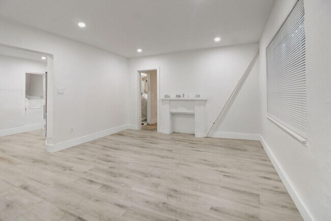 Foto del edificio - 736 NW 41st St