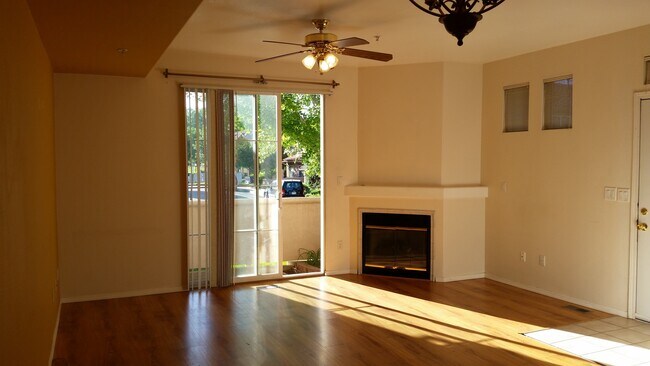 Bright and sunny living space with fireplace - 1667 Courtyard Hts