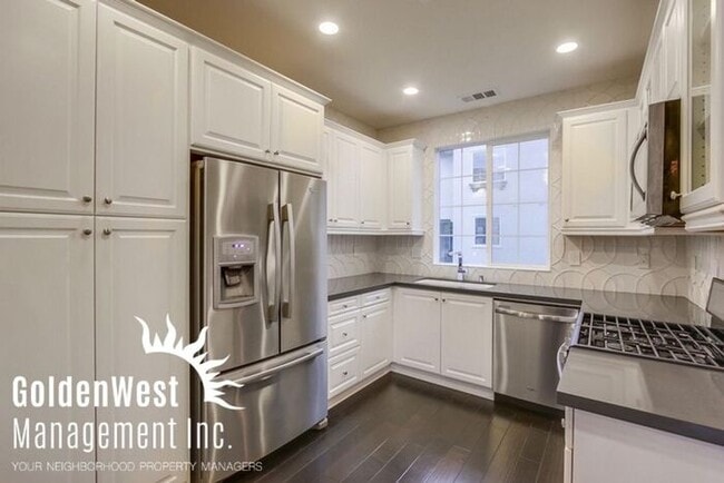Building Photo - Gorgeous 2Bdm 2.5Ba Custom Model Townhouse in a Gated Community
