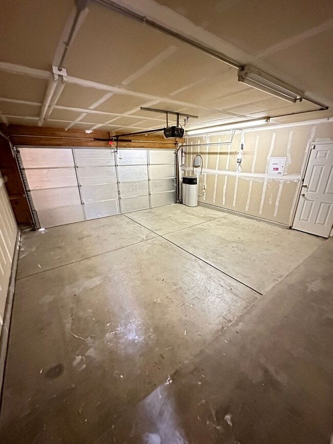 Building Photo - Charming 3-Bed, 2-Bath Home for Rent in Bakersfield, CA!