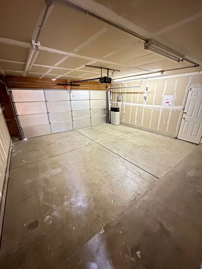 Foto del edificio - Charming 3-Bed, 2-Bath Home for Rent in Bakersfield, CA!