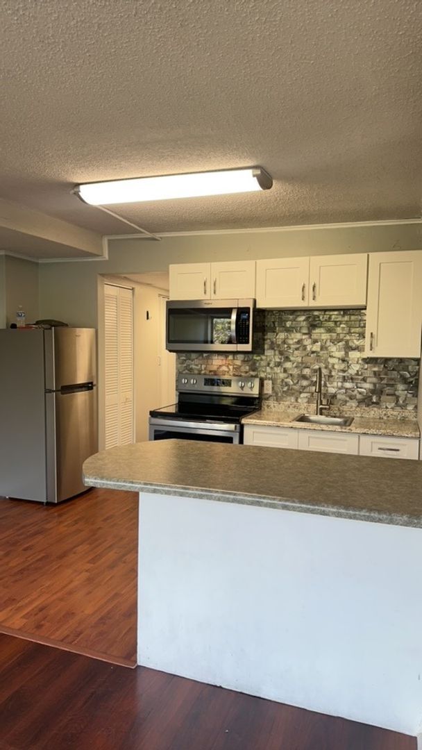 Foto del edificio - University Towers #414 - Walking distance to UT campus have your own place for $1190/month
