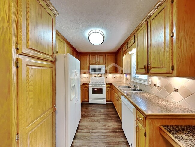 Foto del edificio - 424 Spring Falls Dr