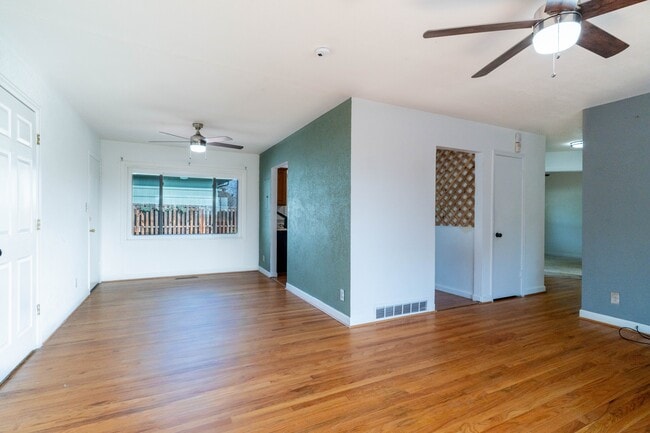 Building Photo - 2610 E Pikes Peak Ave