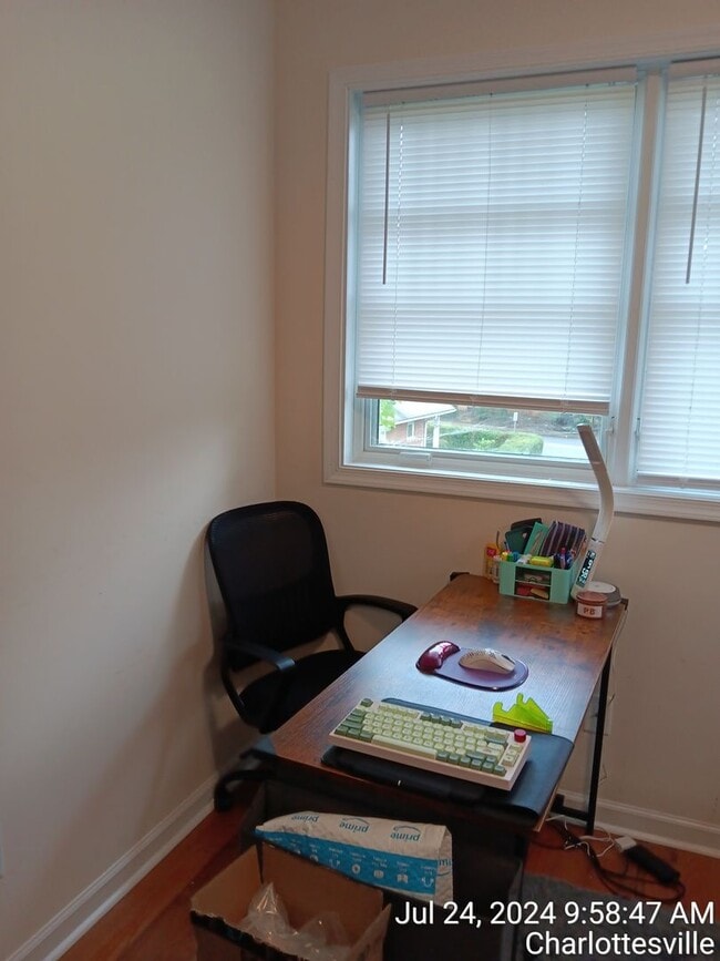 Building Photo - 14th Street NW / 2 Bedroom / 2 Bath Leasin...