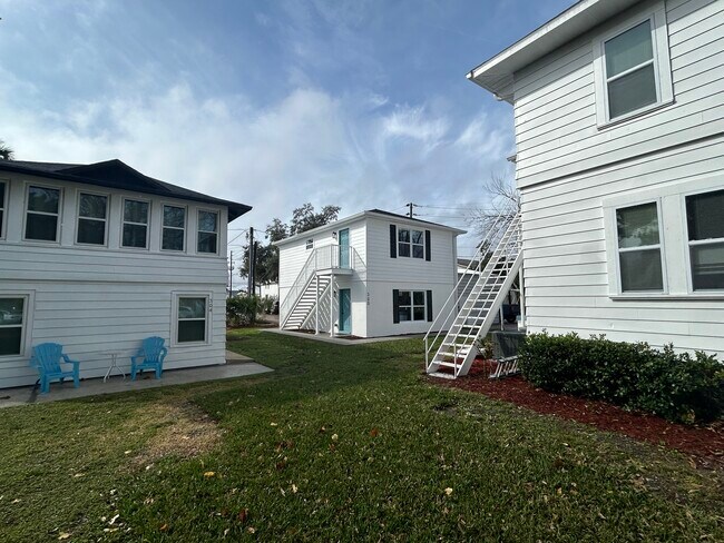 Building Photo - 300 Oak St