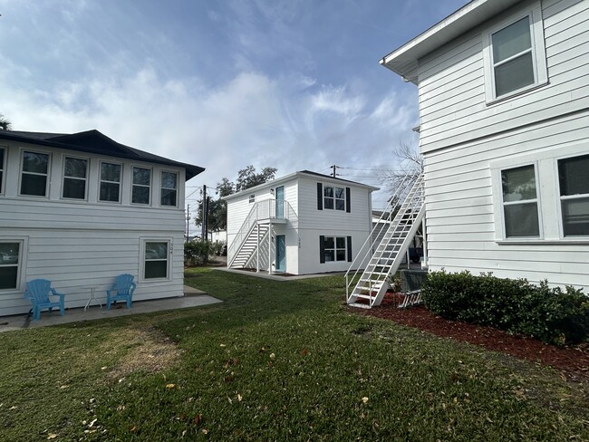 Building Photo - 300 Oak St