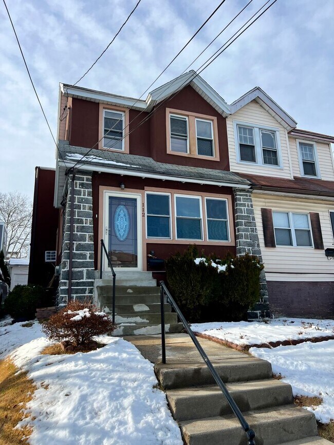 Foto del edificio - Gorgeous 4-Bedroom Twin Home in Upper Darby! Available NOW!