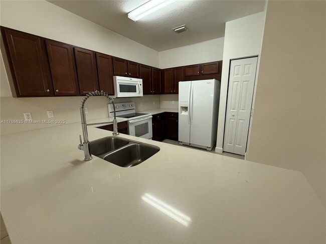 Foto del edificio - 290 NW 109th Ave