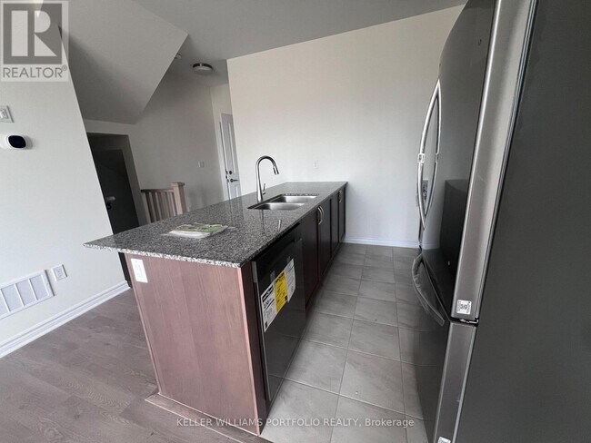 Building Photo - 8 Thornbird cres