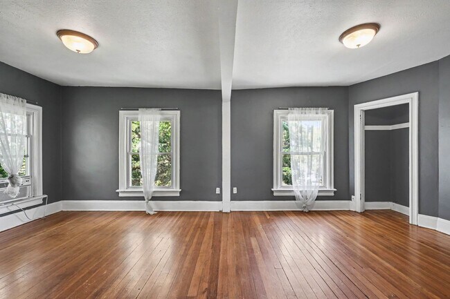 Building Photo - Historic Capitol Hill Apartment with Private Balcony