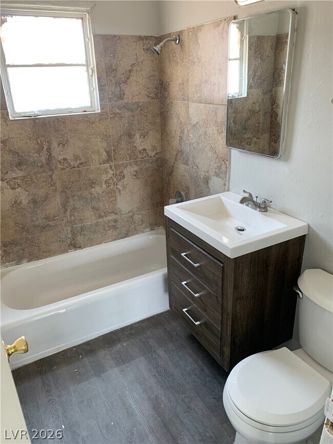 Foto del edificio - 230 W Boston Ave