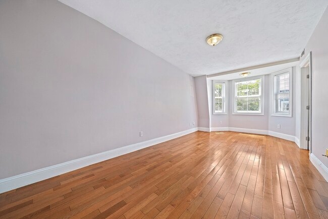 Building Photo - 662 E 7th St