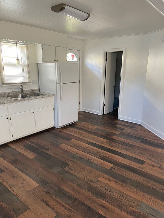 Building Photo - 1 Bedroom/1 Bath Cottage  Kingsport, TN